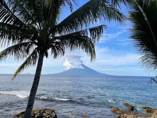 El volcà Manam a la costa de Madang, Papua New Guinea