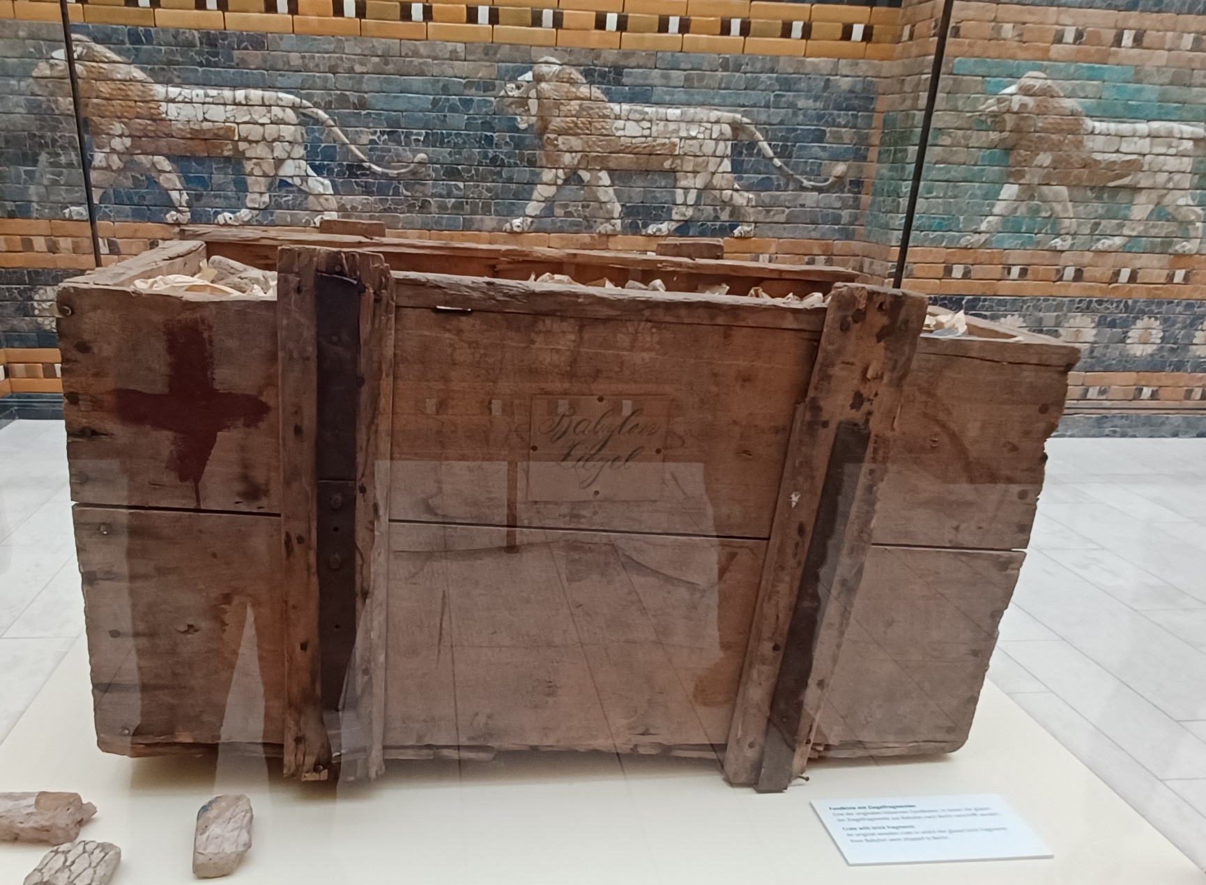 Caixa a la Sala dels Lleons de Babilònia del Museu Pèrgam de Berlín.